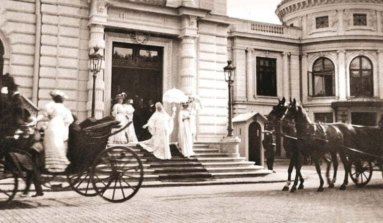 MAGIA BALURILOR DIN BUCUREȘTIUL ANILOR 1920, de ANIȘOARA LAURA MUSTEȚIU