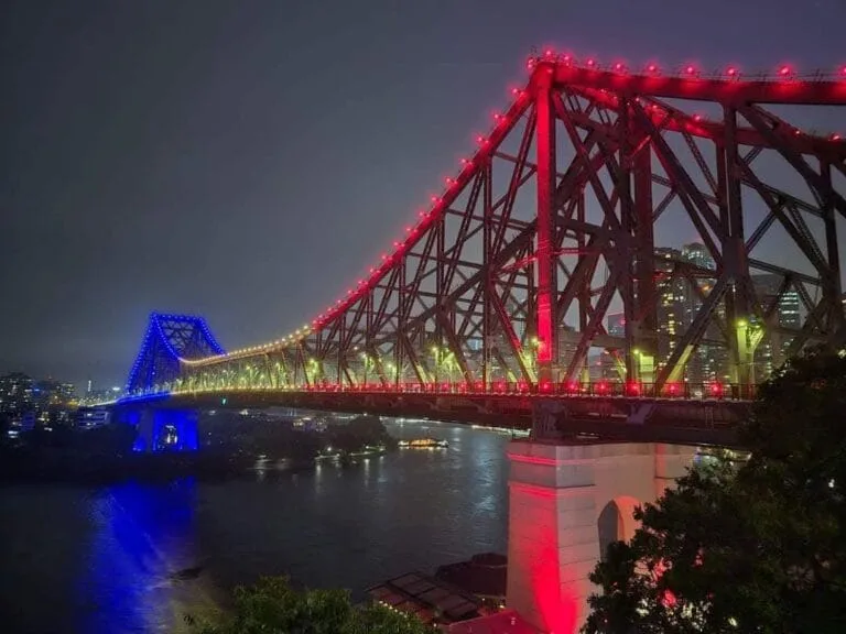 Capitala Statului Queensland luminată pentru prima dată în tricolorul românesc cu Prilejul Zilei Naționale a României – un moment istoric