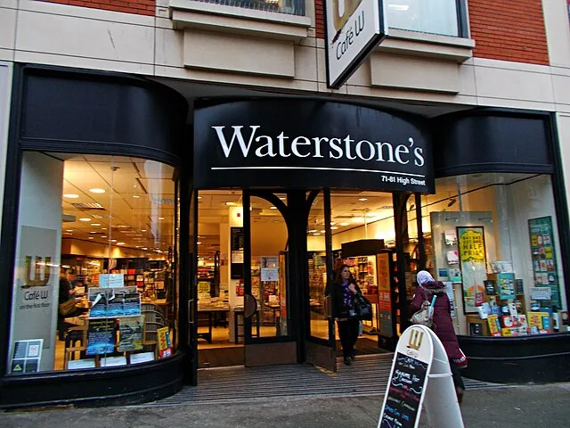 Cărțile scriitoarei Anişoara Laura Musteţiu în Waterstone’s, cel mai mare lanţ de librării din Anglia