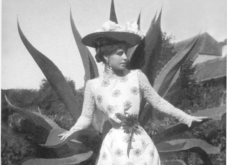 Regina Maria – De la cununi de crini și iriși, la Coroana Unirii (eseu omagial)